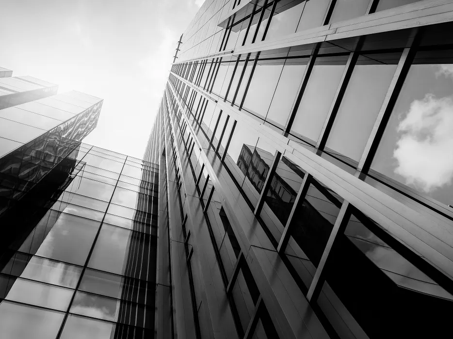 資産価値の高い都市部の不動産、ガラスウォールの高層ビルが象徴する現代的なオフィス建築と投資対象