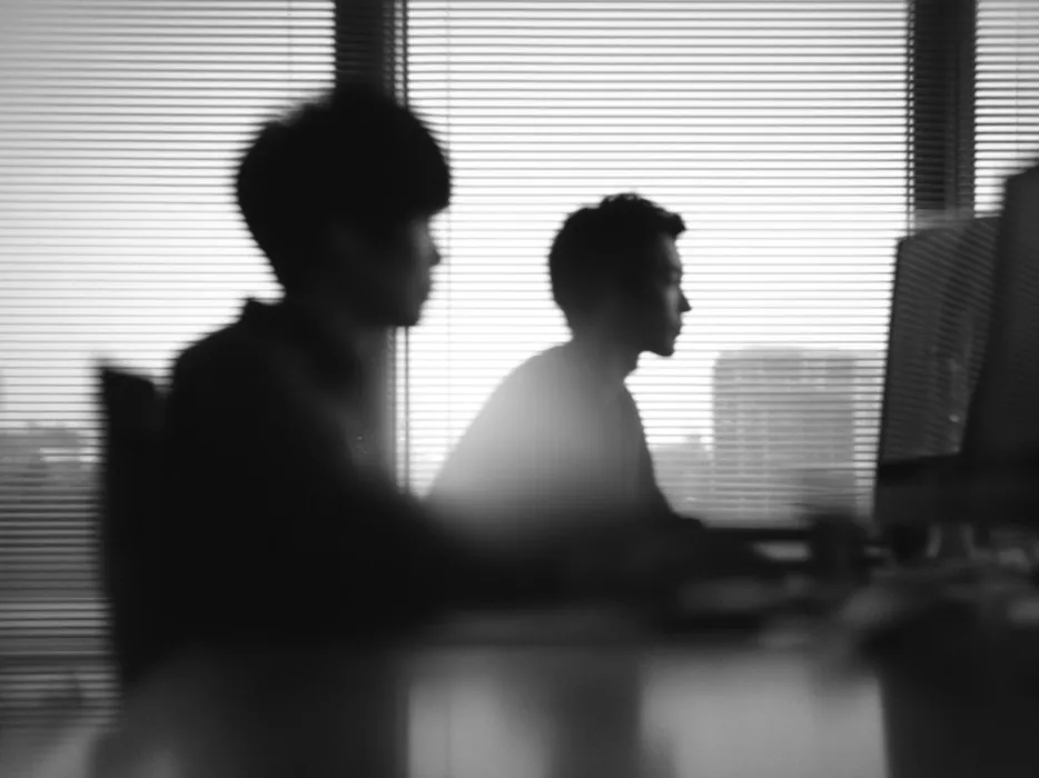 不動産運用のプロフェッショナルが働くオフィスで資産管理業務に集中するビジネスマン