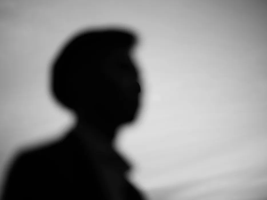 人物のシルエットをぼかした抽象的なモノクロ写真