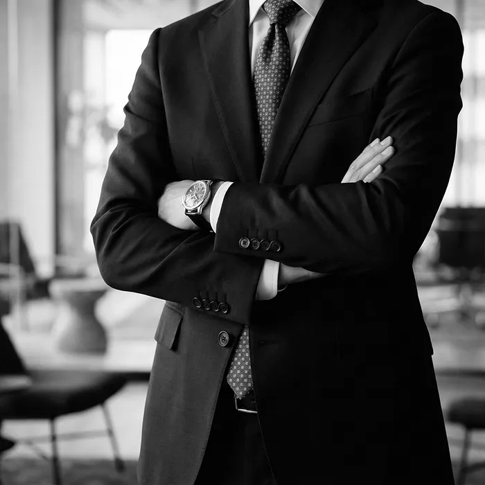 腕を組むビジネスマン